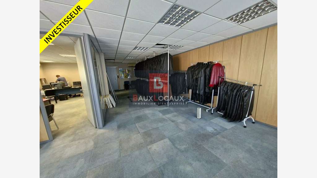 Locaux activités 1107m² à vendre à Marignane
