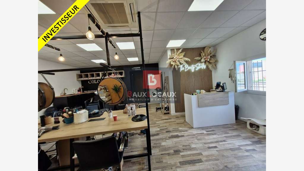 Locaux activités 1107m² à vendre à Marignane