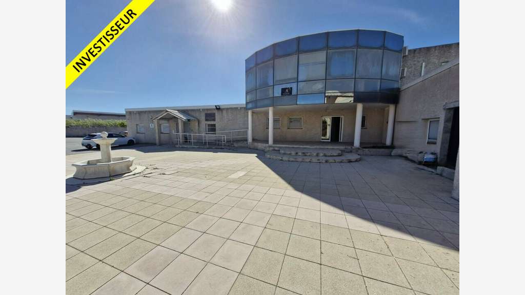 Locaux activités 1107m² à vendre à Marignane