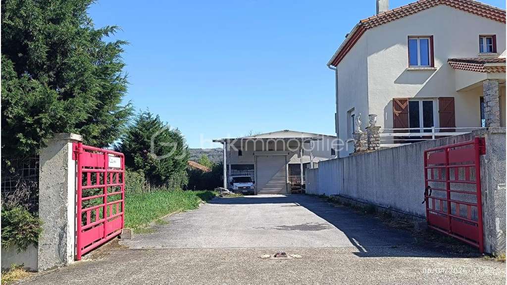 Hangar + 2 garages