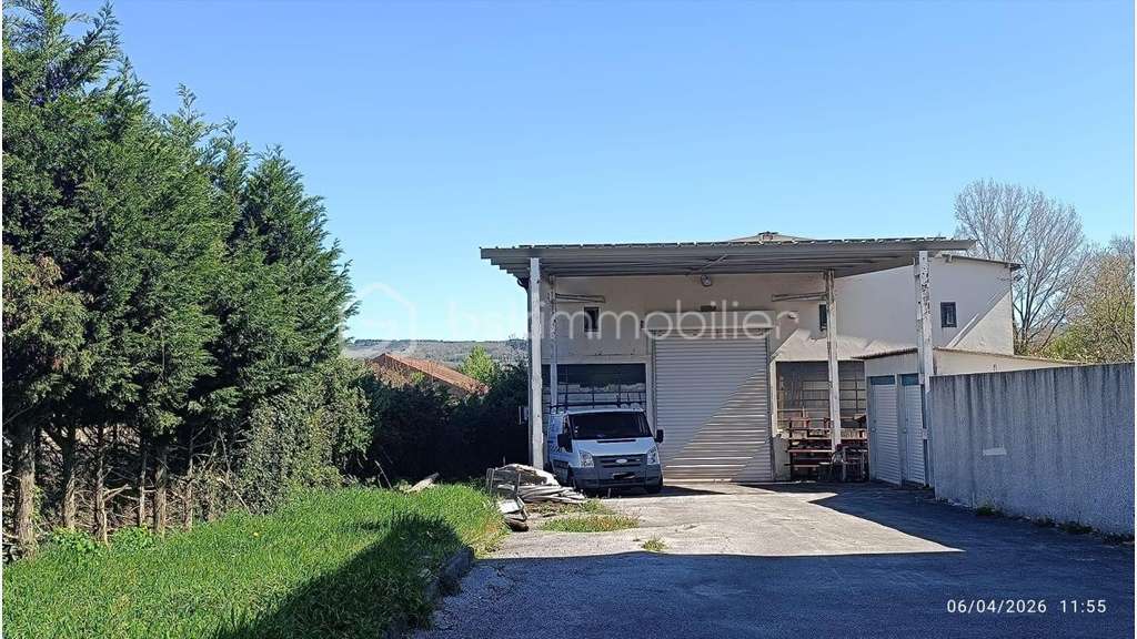 Hangar + 2 garages