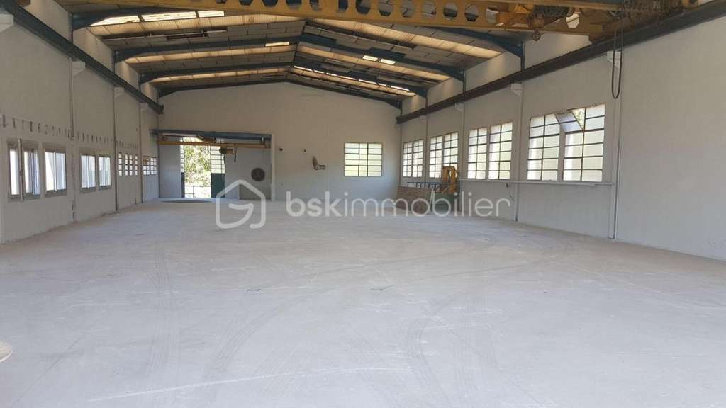 Hangar + 2 garages