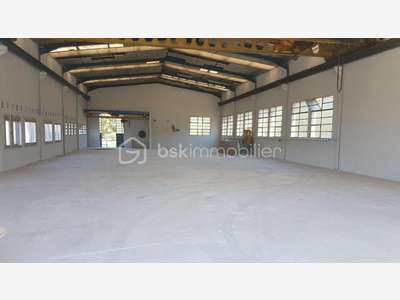 Hangar + 2 garages