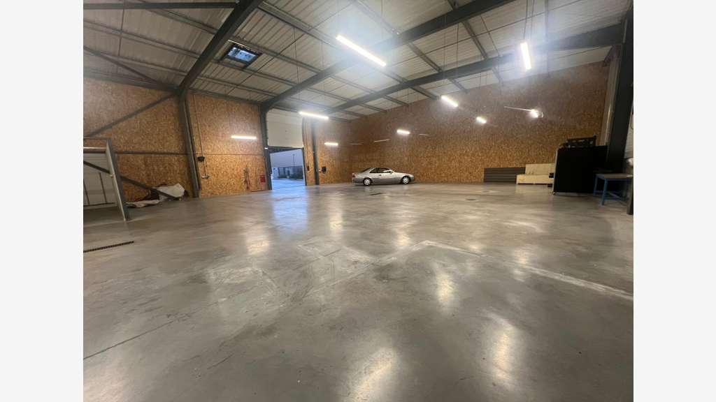 Vente entrepôt récent de 600m² ZA prox de Mazan