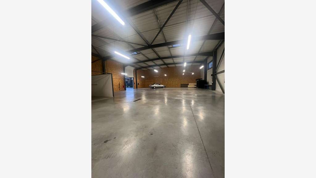 Vente entrepôt récent de 600m² ZA prox de Mazan