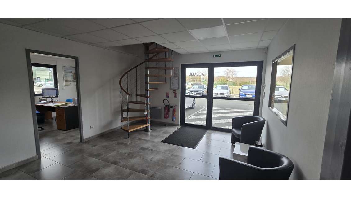 Local d'activité 532m² avec bureau à vendre à Mazé
