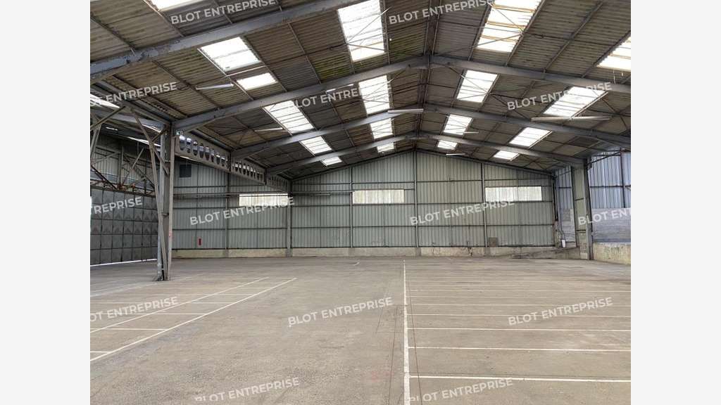 A louer ou vendre local d'activités 3350m² Meillac