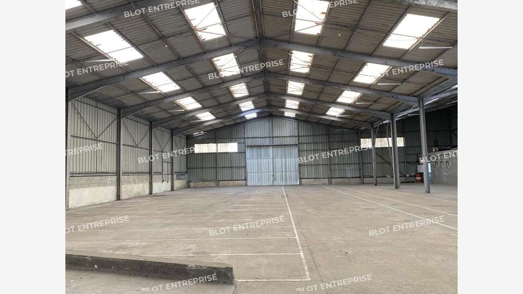 A louer ou vendre local d'activités 3350m² Meillac