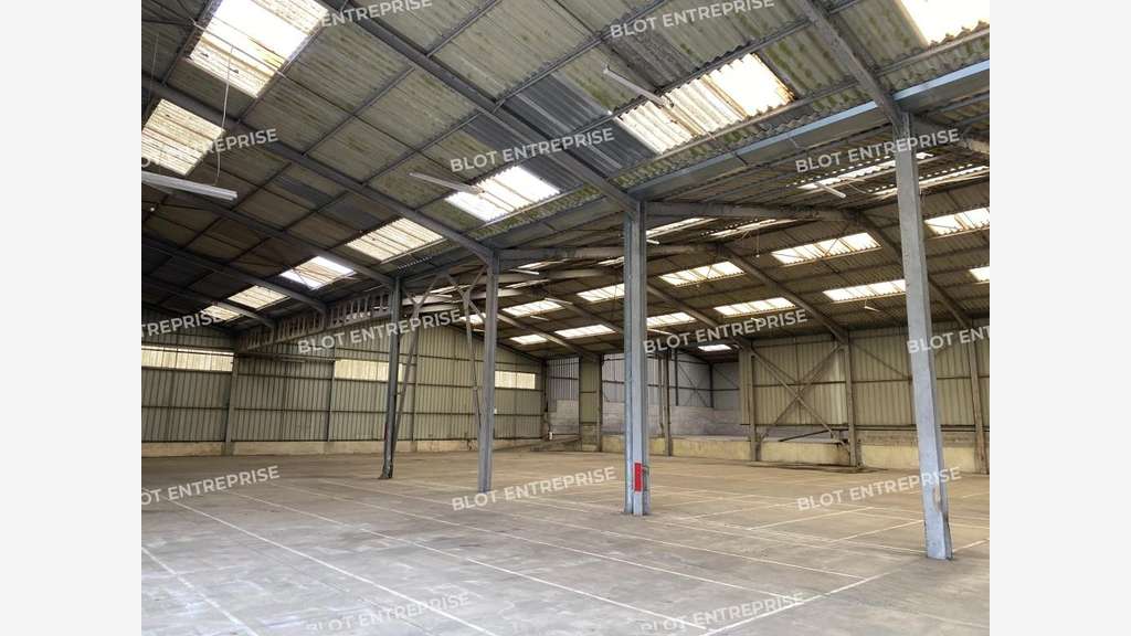 A louer ou vendre local d'activités 3350m² Meillac