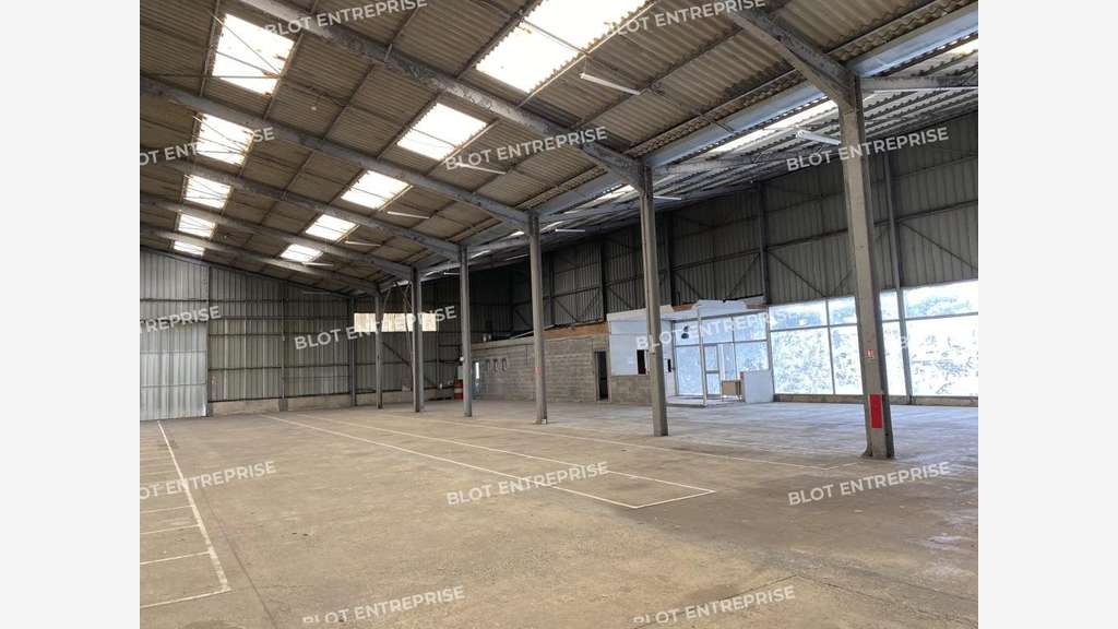 A louer ou vendre local d'activités 3350m² Meillac