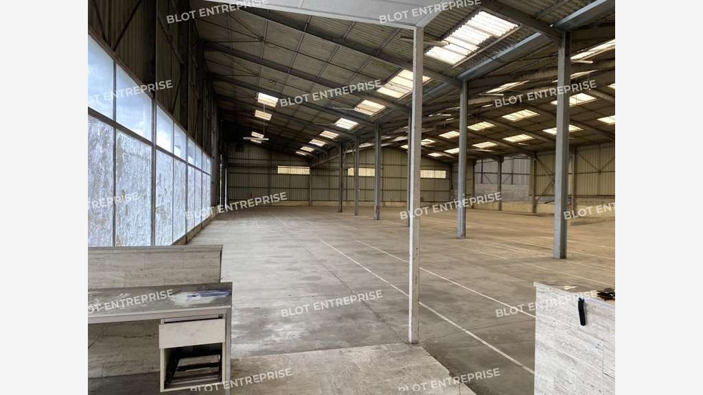 A louer ou vendre local d'activités 3350m² Meillac