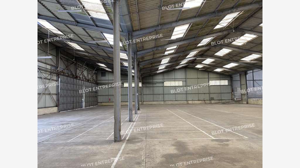 A louer ou vendre local d'activités 3350m² Meillac