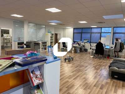 Vente Local d'activité 1014m² Mere