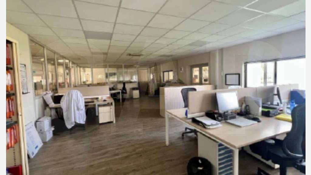 A vendre local d'activité 2 550m² à Miniac-Morvan