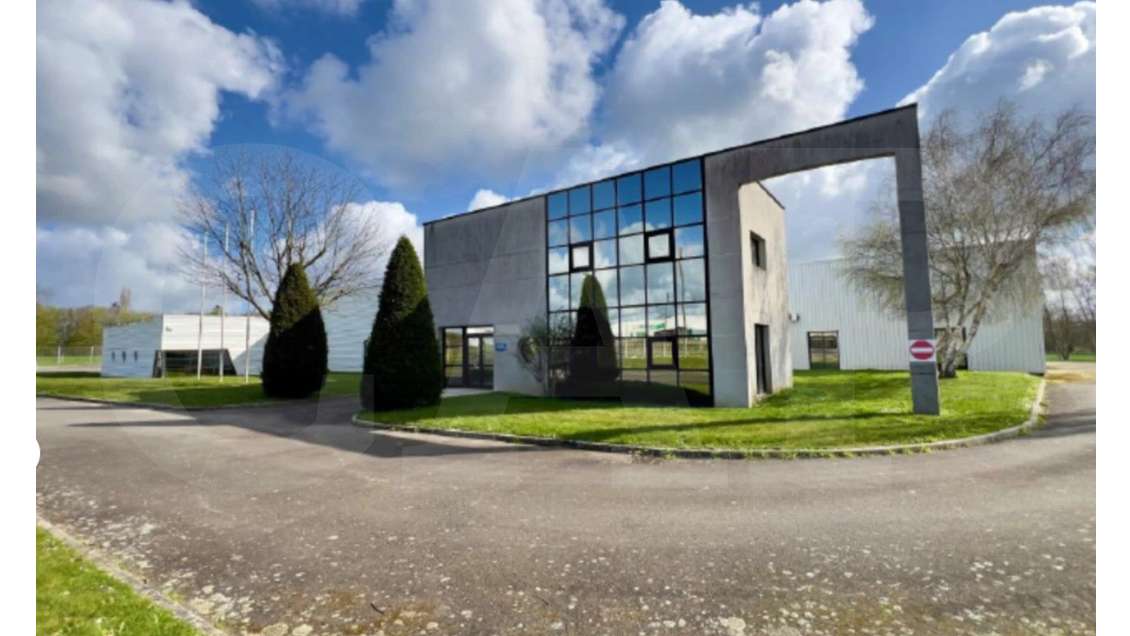 A vendre local d'activité 2 550m² à Miniac-Morvan