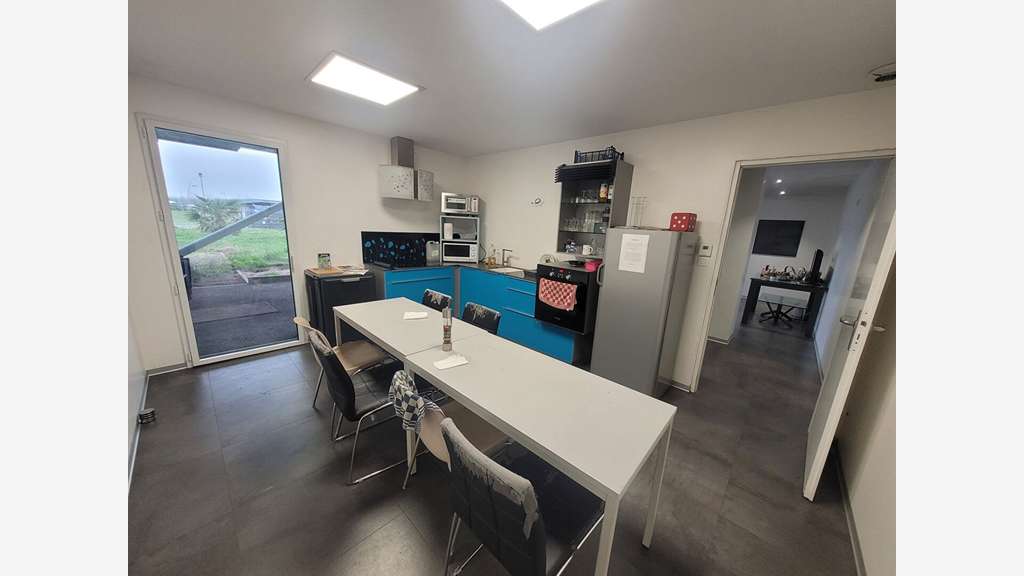 A VENDRE - Bâtiment industriel de 2 820 m² e