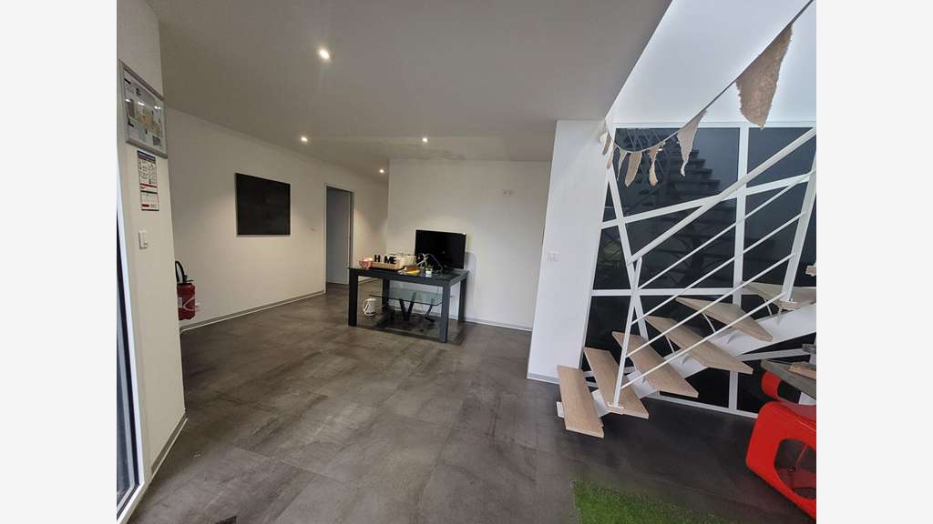 A VENDRE - Bâtiment industriel de 2 820 m² e