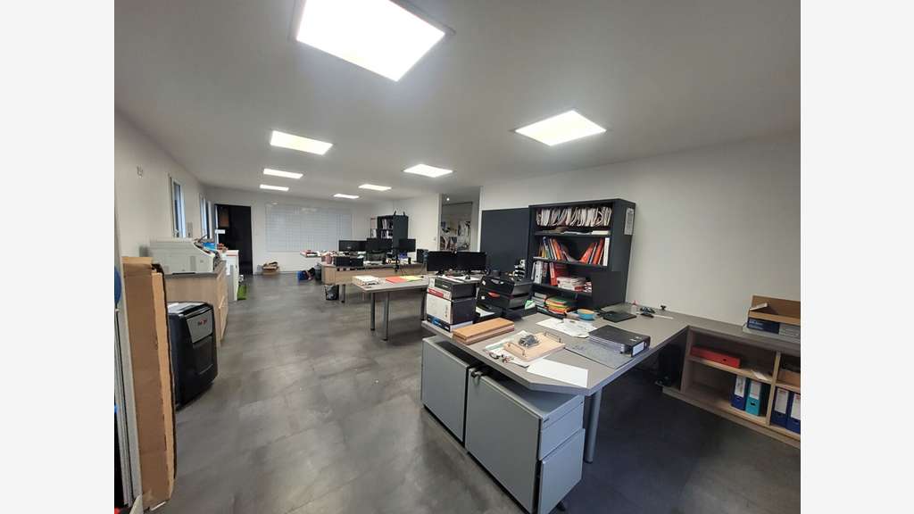 A VENDRE - Bâtiment industriel de 2 820 m² e