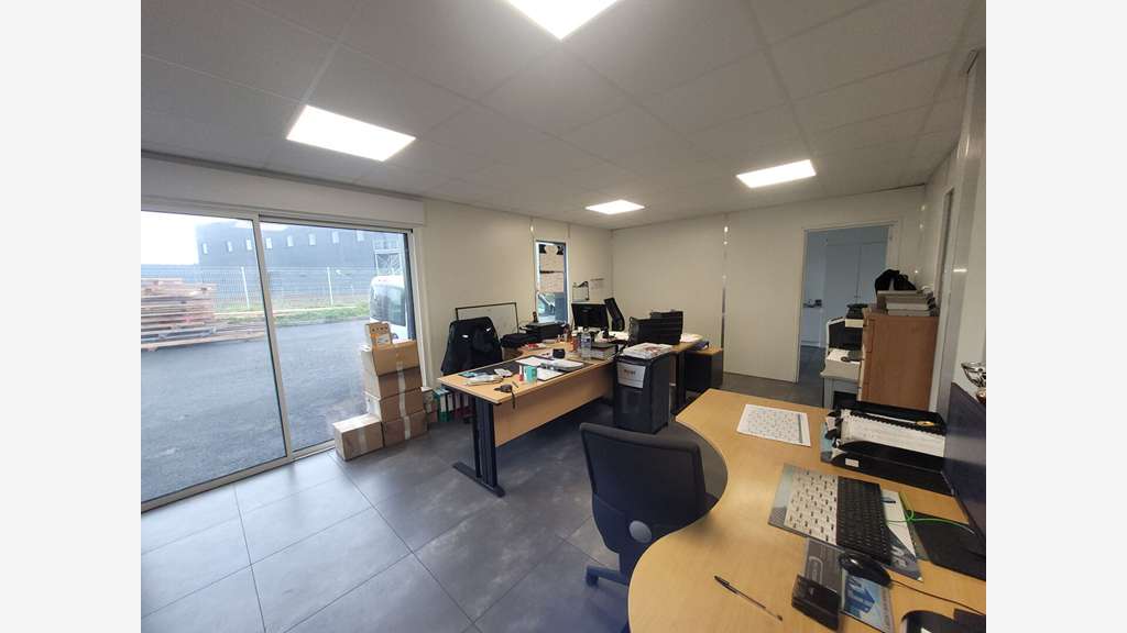 A VENDRE - Bâtiment industriel de 2 820 m² e
