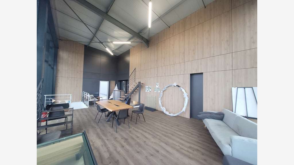 A VENDRE - Bâtiment industriel de 2 820 m² e
