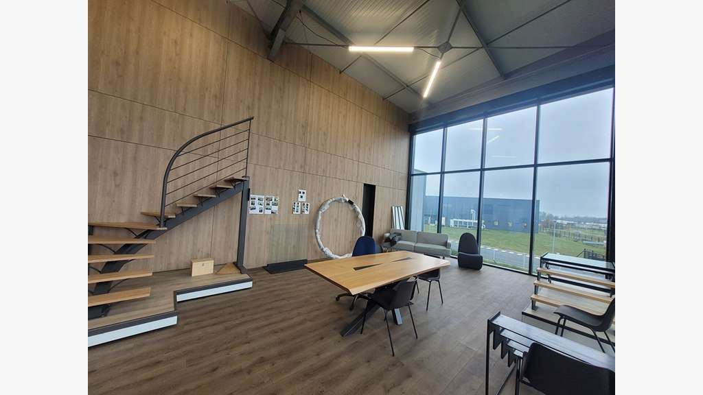 A VENDRE - Bâtiment industriel de 2 820 m² e