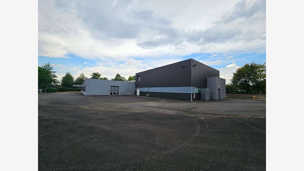 A VENDRE - LOCAL D'ACTIVITÉS - 1 200 m² SUR UN T