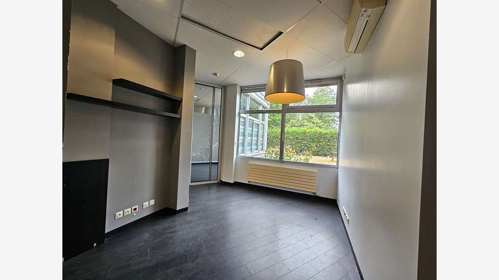 A VENDRE - LOCAL D'ACTIVITÉS - 1 200 m² SUR UN T