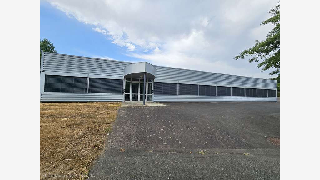 A VENDRE - LOCAL D'ACTIVITÉS - 1 200 m² SUR UN T