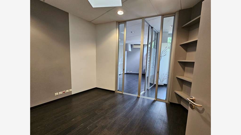 A VENDRE - LOCAL D'ACTIVITÉS - 1 200 m² SUR UN T
