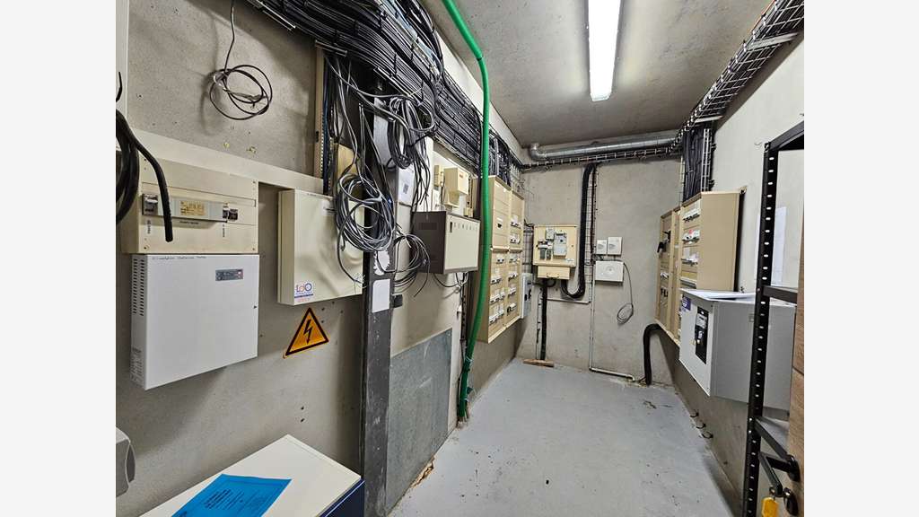 A VENDRE - LOCAL D'ACTIVITÉS - 1 200 m² SUR UN T