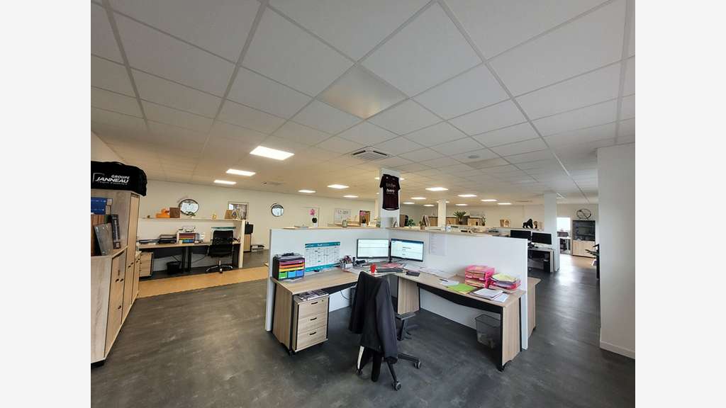 A VENDRE - 448m² - Local d'activité Montaigu V