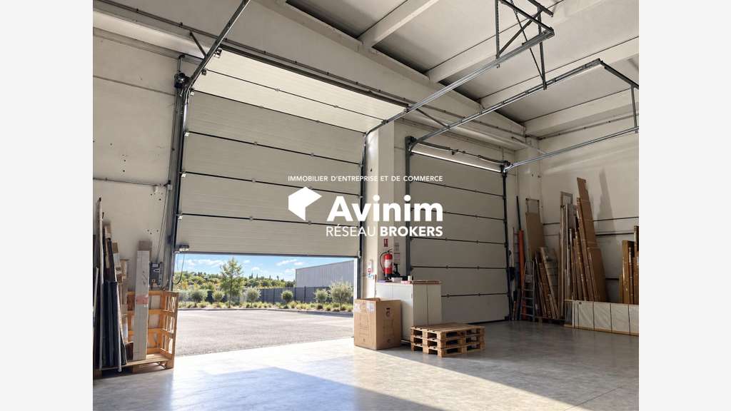 Local professionnel de 1600m² avec cour a vendre