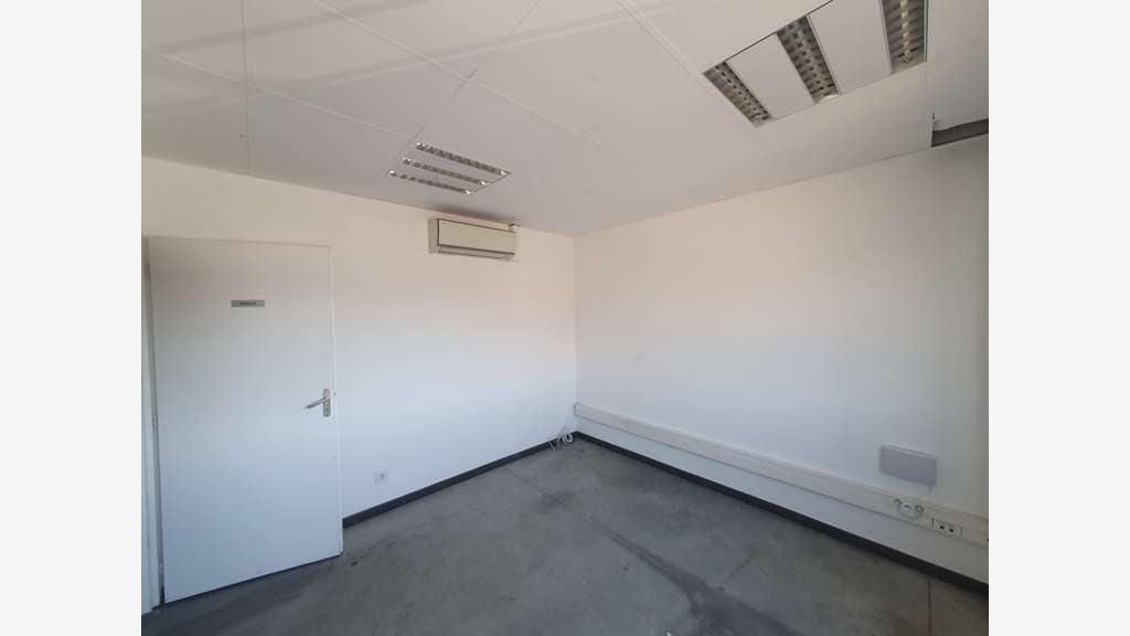 BATIMENT 340M² ZONE DU MEYROL
