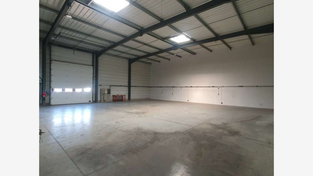BATIMENT 340M² ZONE DU MEYROL