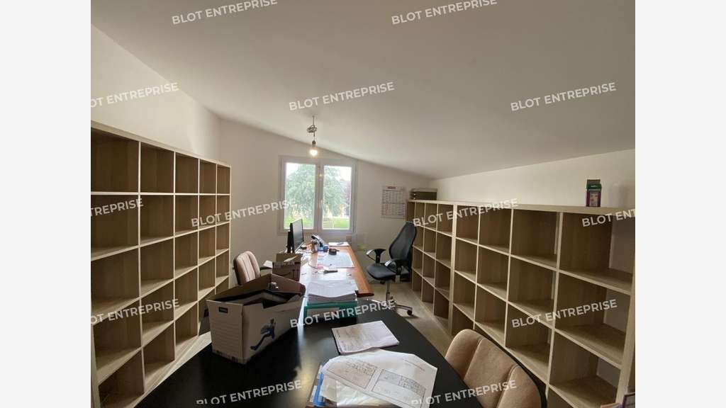 A vendre local d'activités à Montfort-sur-Meu