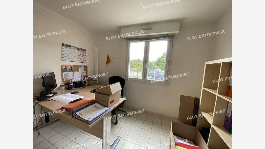 A vendre local d'activités à Montfort-sur-Meu
