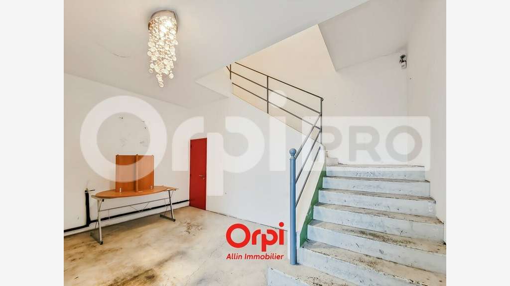Local professionnel de 4250m² à vendre à Montluçon