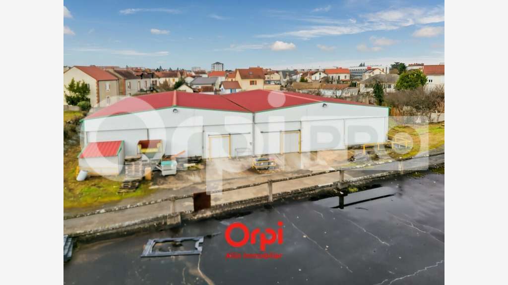 Local professionnel de 4250m² à vendre à Montluçon