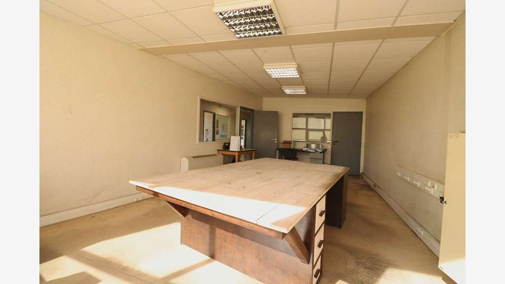 Vente entrepôt 1200m² à Montredon-Labessonnié