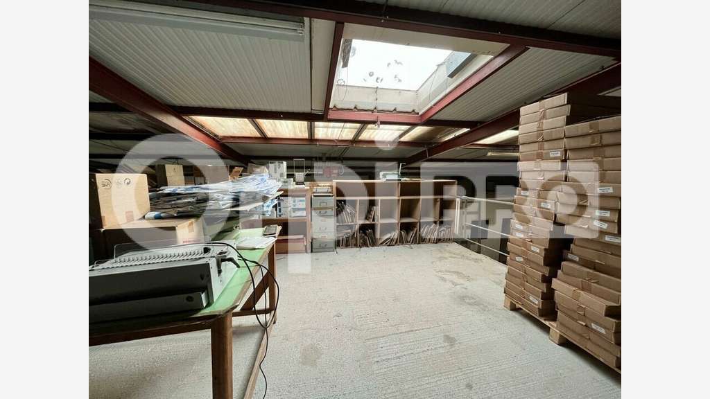 Local d'activité de 800m² à vendre dans le 77