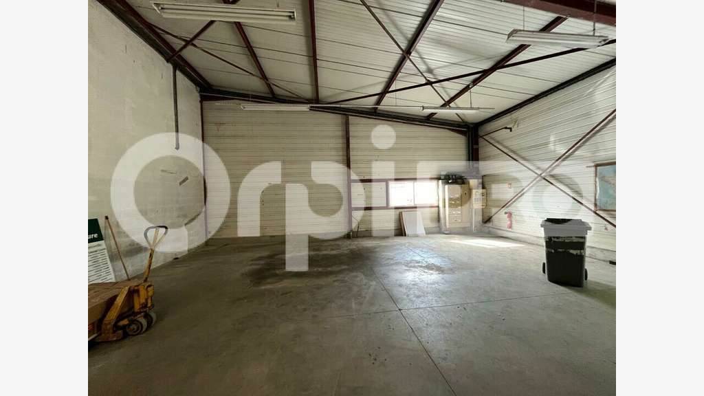 Local d'activité de 800m² à vendre dans le 77