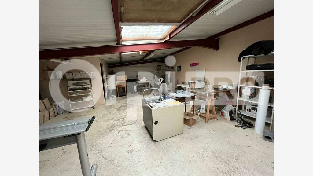 Local d'activité de 800m² à vendre dans le 77