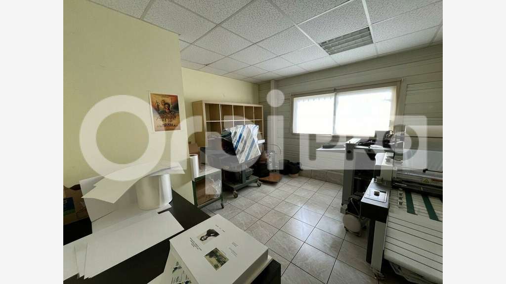 Local d'activité de 800m² à vendre dans le 77