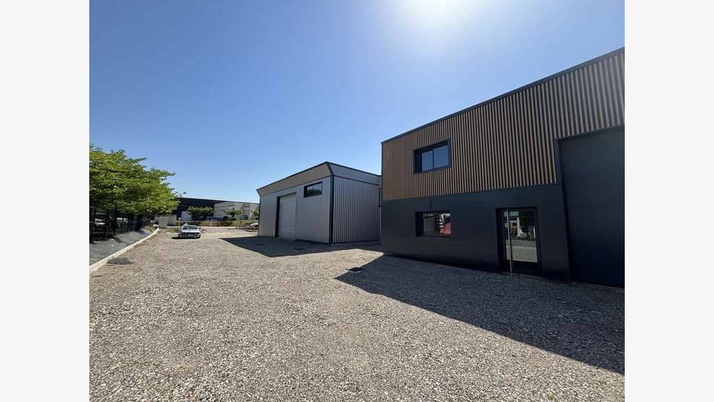 Local d'activité de 1083m² à vendre à Mornant