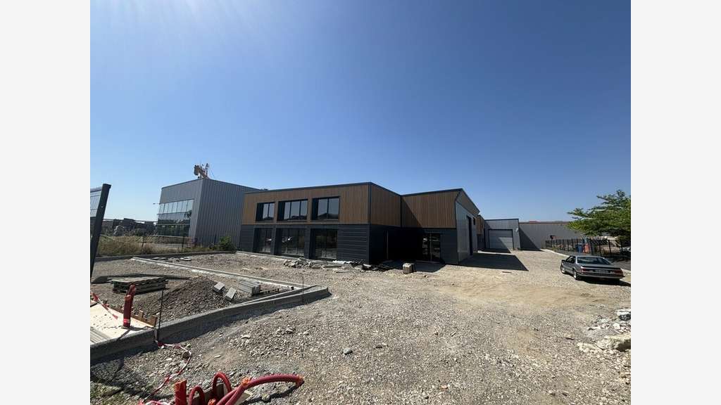 Local d'activité de 1083m² à vendre à Mornant