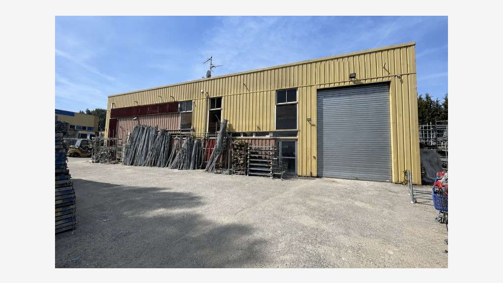 Local industriel 900m² à vendre à Mouans-Sartoux