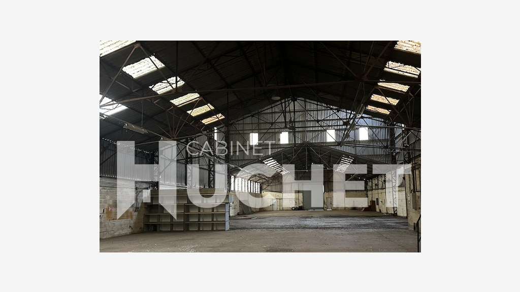À vendre entrepôt 2500m² avec bureaux à Moult