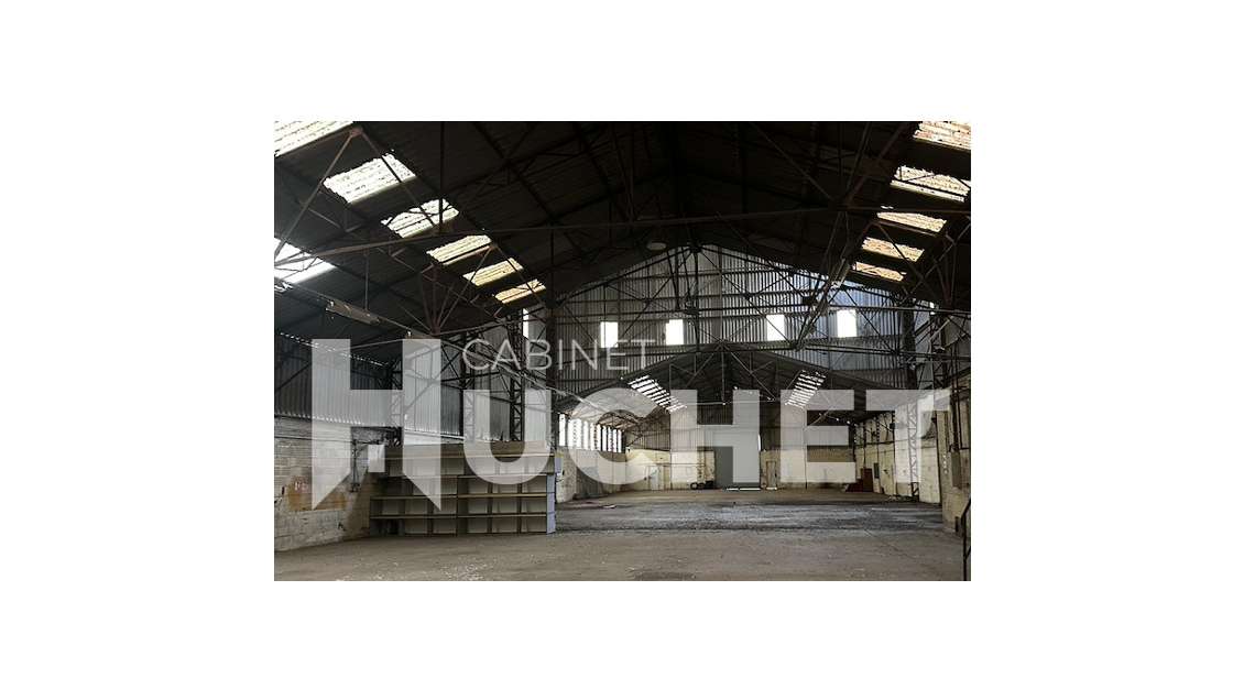 À vendre entrepôt 2500m² avec bureaux à Moult