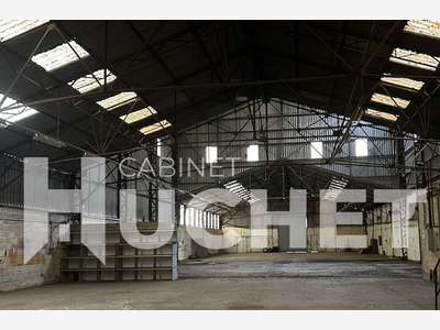 À vendre entrepôt 2500m² avec bureaux à Moult