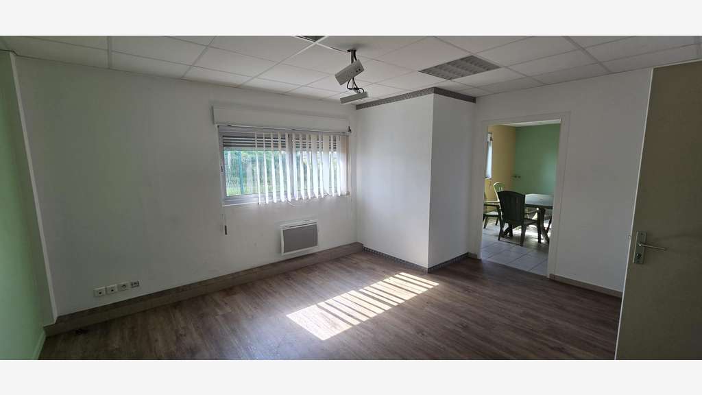 Local d'activité 2300m² à vendre 20mn Angers Sud